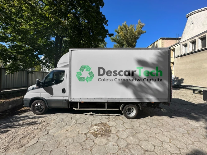 Caminhão da DescarTech com logo da empresa - coleta corporativa gratuita de eletrônicos em São Paulo