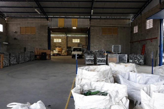Galpão de processamento da DescarTech com materiais eletrônicos separados para reciclagem